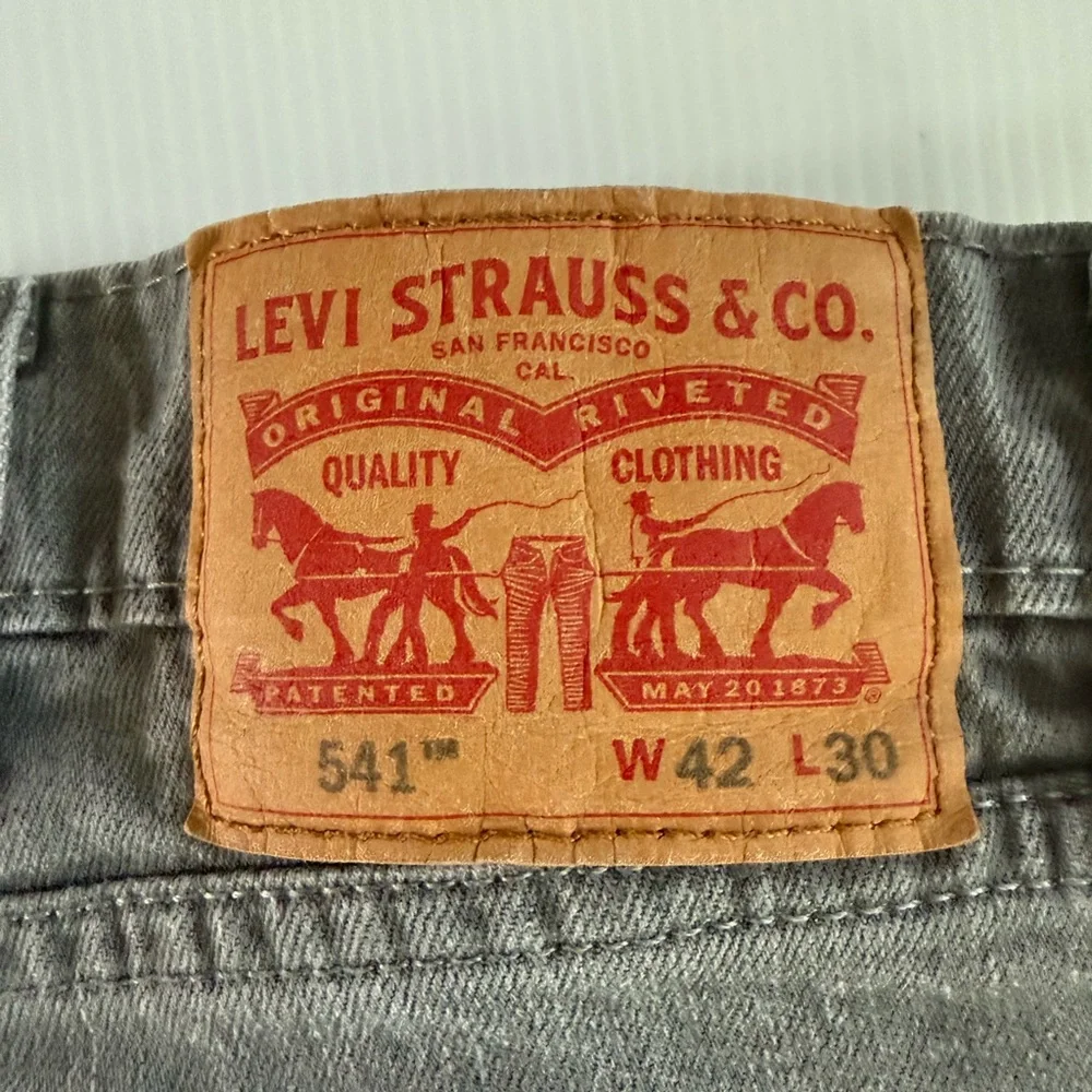 Levis 541 Jeans Mens 42x30 Gray Denim Athletic Slim Fit Tapered Stretch Workwear